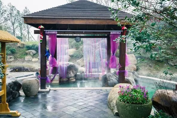 冷冷冬日泡着暖暖的温泉,阴冷潮湿的天气里泡个温泉