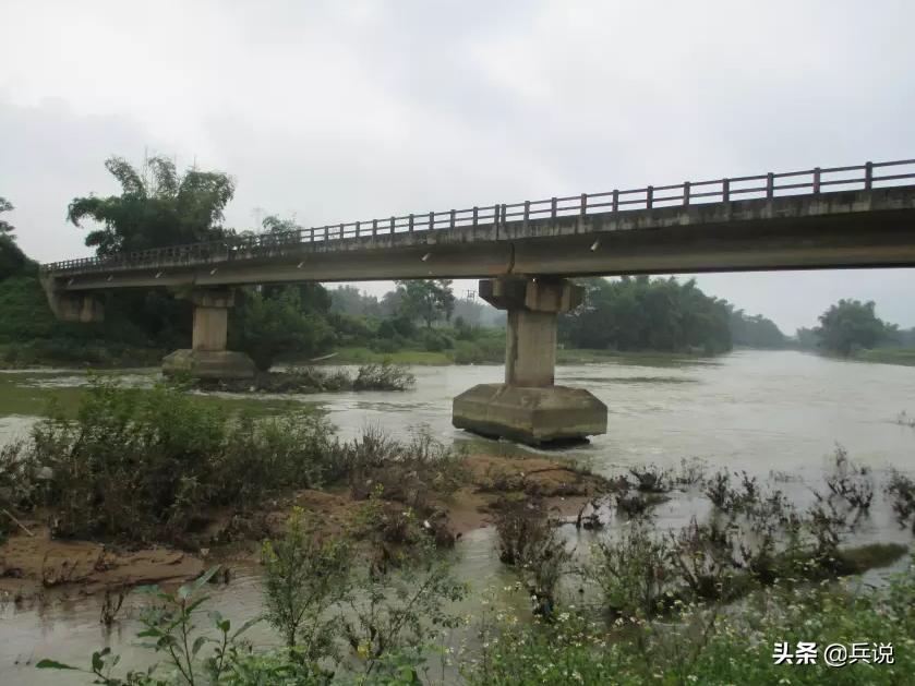 越南老兵重回当年战斗过的洞穴 (越南老兵回忆丛林战争)