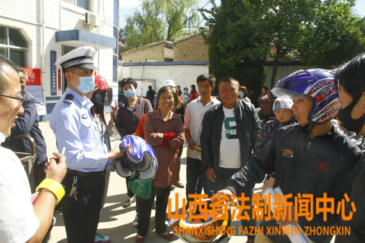 大同交警送头盔,警保联动开展买保险送头盔活动