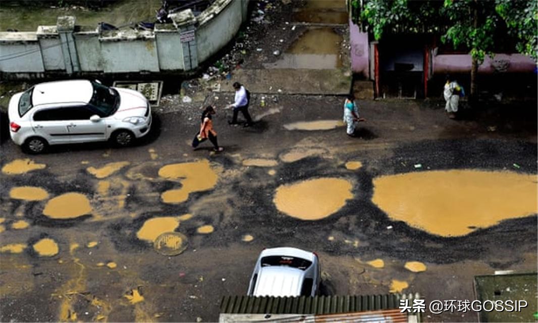 印度艺术家用脑洞大开的艺术手段对付路面坑洼,取得奇效