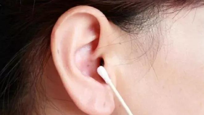 用棉签掏耳朵的危害动画,用棉签掏耳朵对身体有害吗