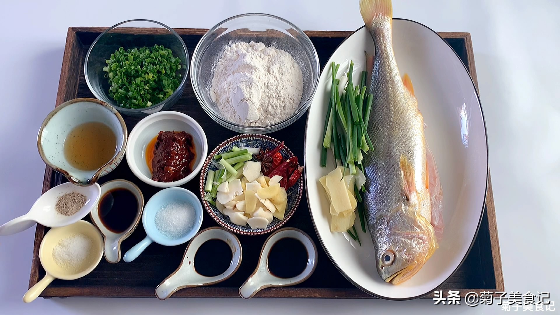 怎么样红烧鱼比较不腥又好吃,红烧鱼如何做到入味不破皮