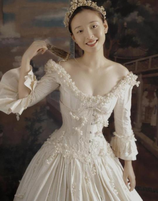 吴倩红色公主裙,吴倩乘风破浪裙子