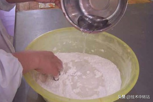 快速做油条的做法和配方的全过程,做早餐油条做法和配方的全过程