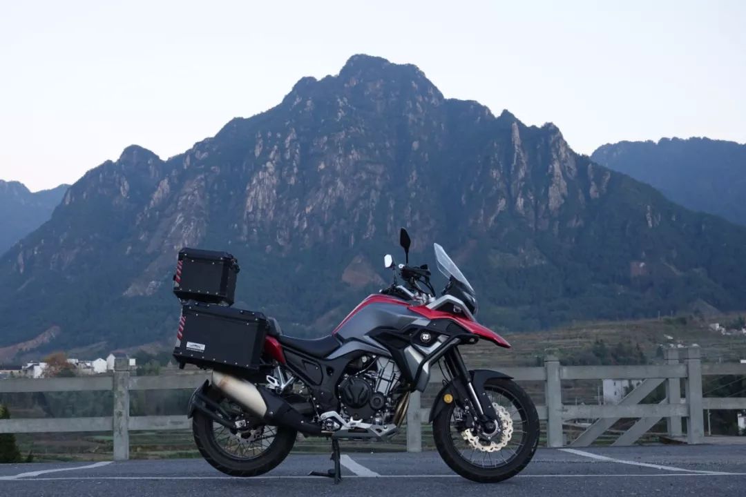 凯越500x摩托车一万公里保养,21款凯越500x经典版和珠峰版