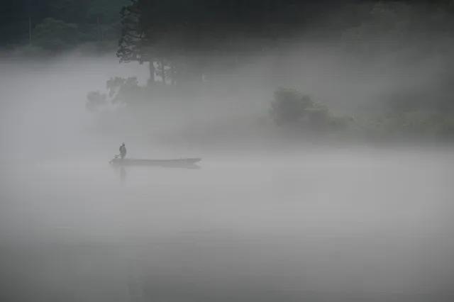 早晨下大雾山里看不清路课文插图,早晨大雾图片