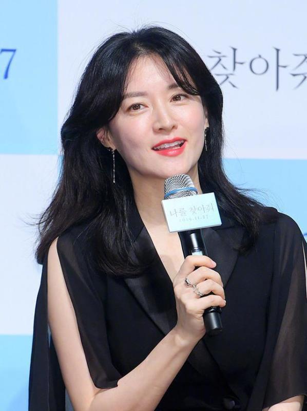 李英爱黑色长礼服,李英爱西装黑色红毯裙