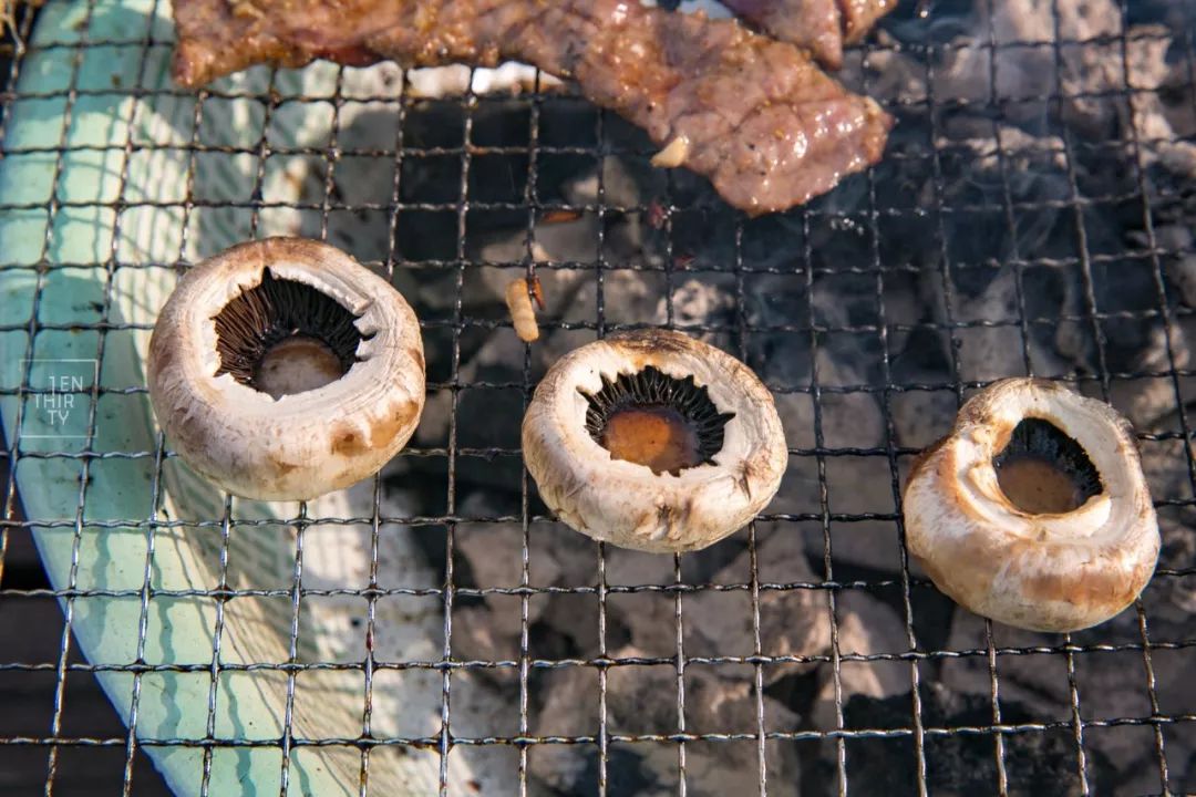 趁着午休两小时，他们在天台上组了个jió盆烤肉趴