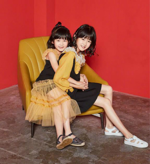 有种“公平”叫陆毅的女儿，姐妹俩如同复制粘贴，大长腿成功吸睛