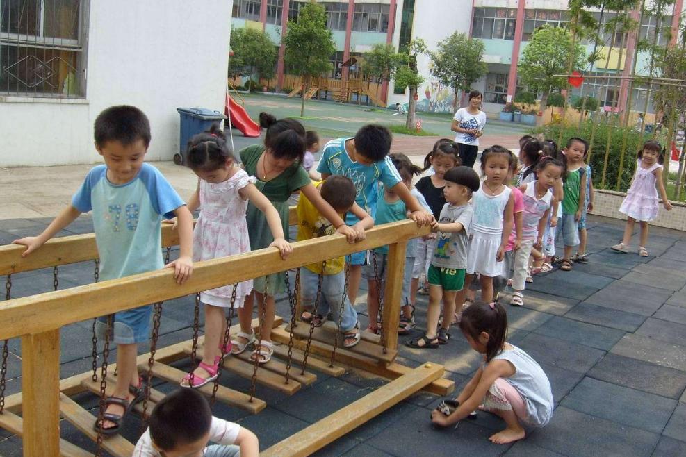 资深幼师不让自己孩子上幼儿园,幼师如何应对不愿意上幼儿园