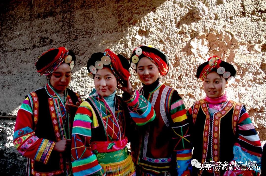 白马民族服装,白衣人服饰