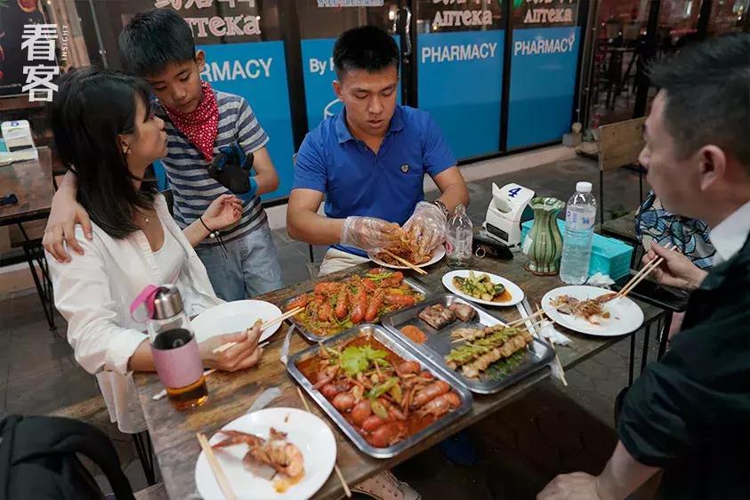 为了孩子上学全家都搬到县城好嘛,为了孩子上学全家去异地