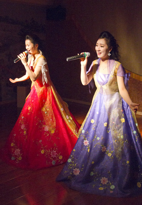 朝鲜女孩在华打工工资不低,为什么只舍得买促销方便面?