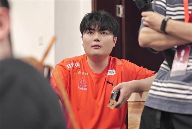 笑影新赛季要打替补了么,笑影四杀各大直播间反应