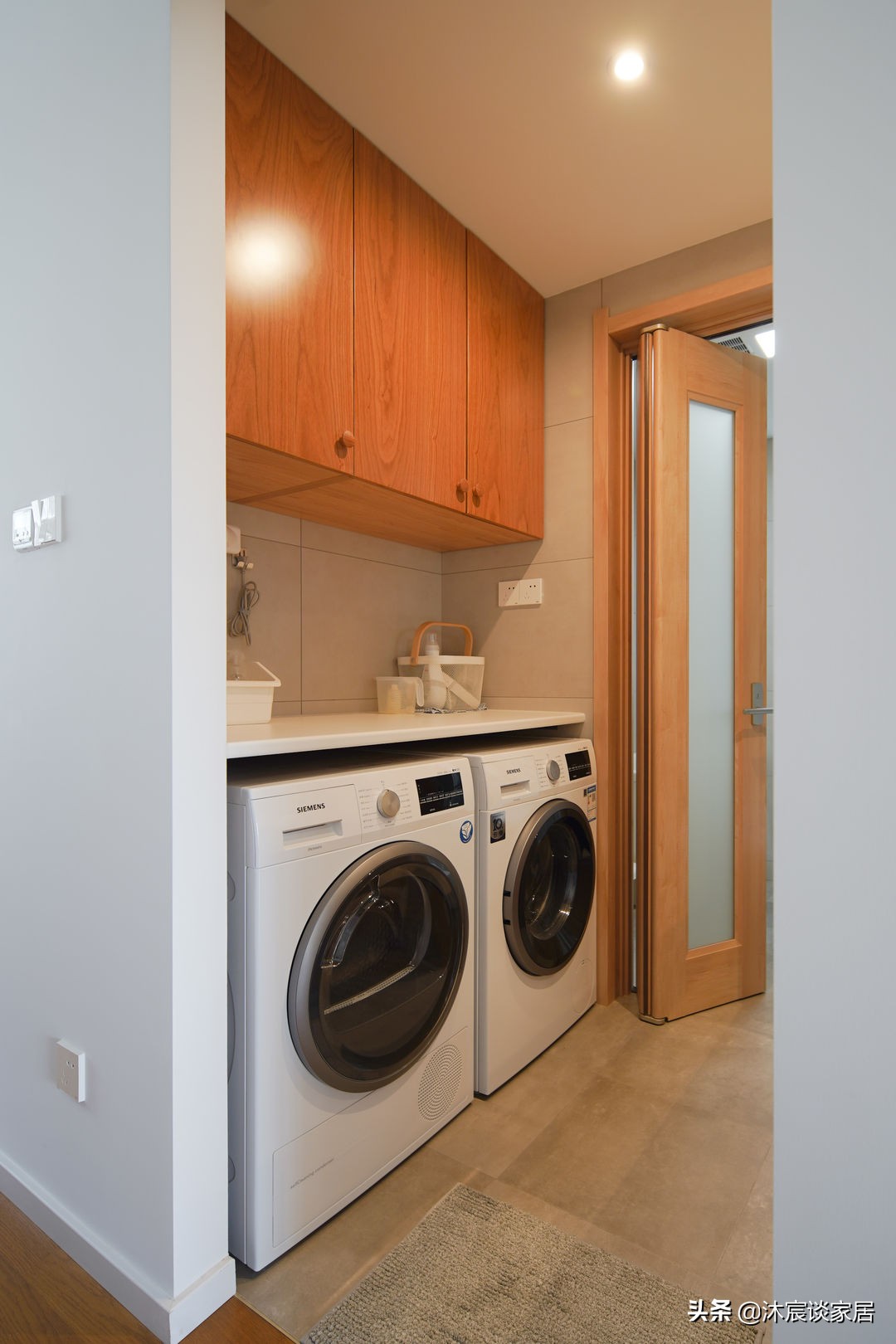 她把家布置得复古又温馨,室内被绿植环绕,这样的家,住着真舒服