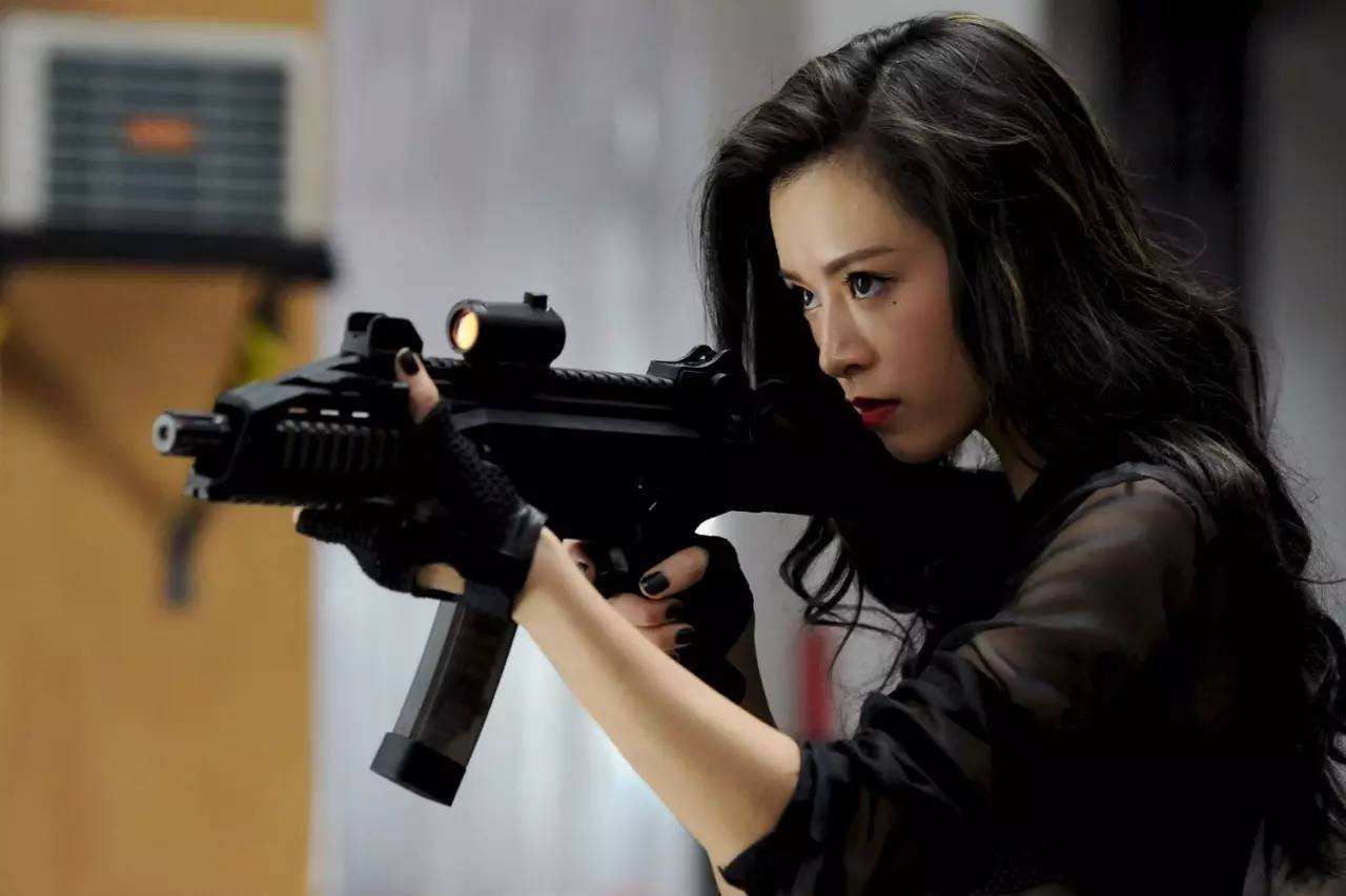 周冬雨易烊千玺各大颁奖盛典,周冬雨怎么变成双金影后