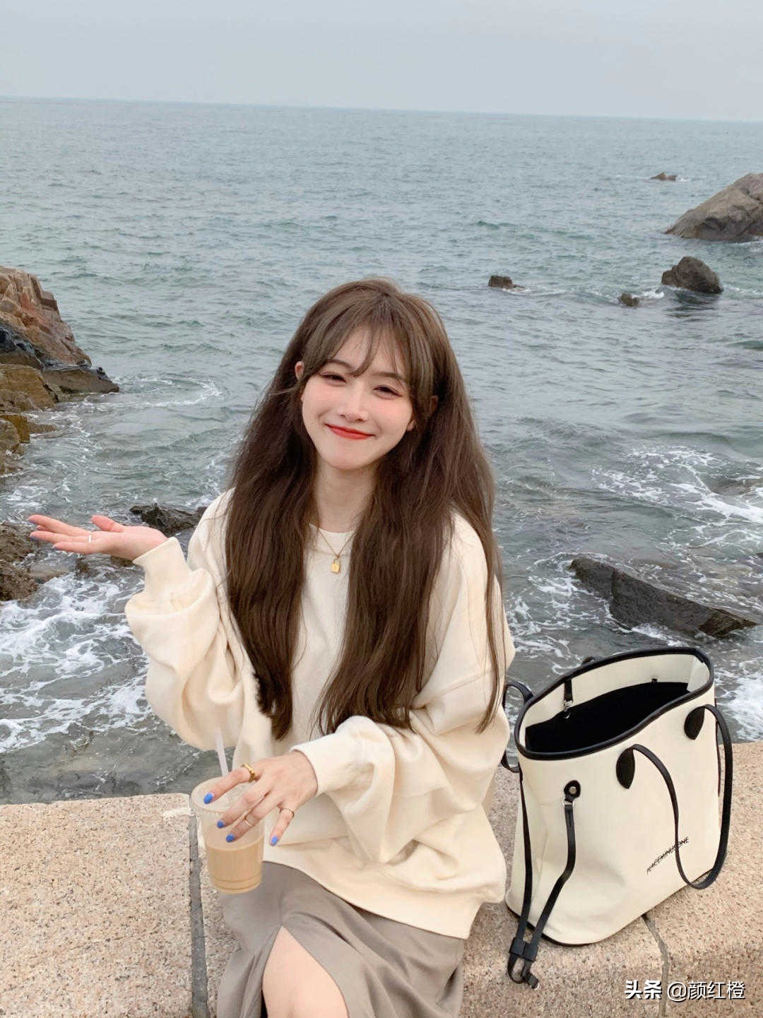 秋天的卫衣搭配思路,秋天卫衣这样穿个性时髦又减龄