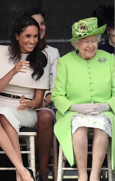 梅根出席王室活动不自信,梅根退出王室后首次见到女王
