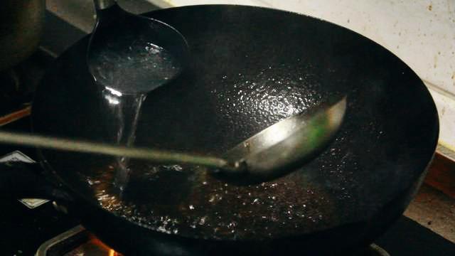 别再吃大盘鸡了！很多吃过的人为啥做不到？试着炒一次，忘掉很难