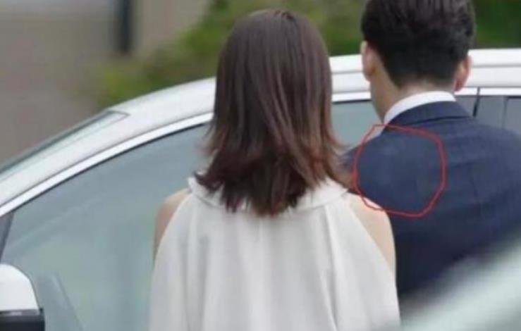 一不小心粉底蹭男友衣服上了，超尴尬！如何防止粉底被蹭？快进！