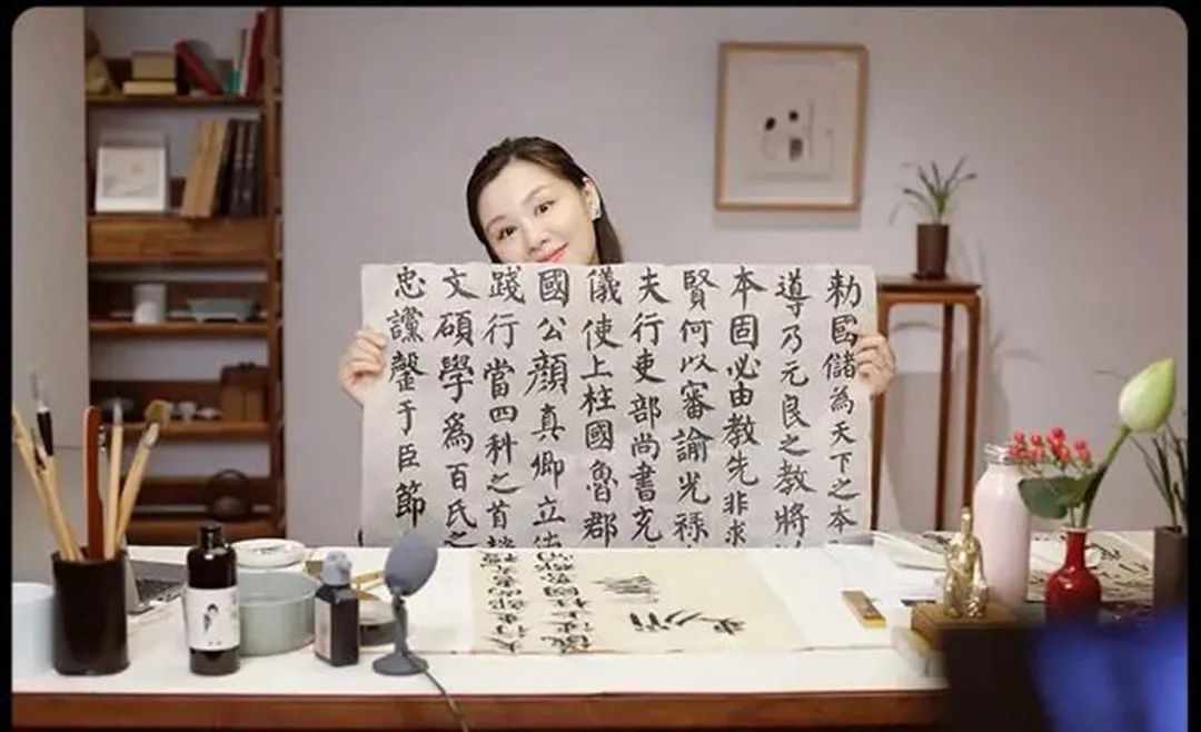 她没上中学，10岁被人称神童，20岁被人称才女，她叫林曦