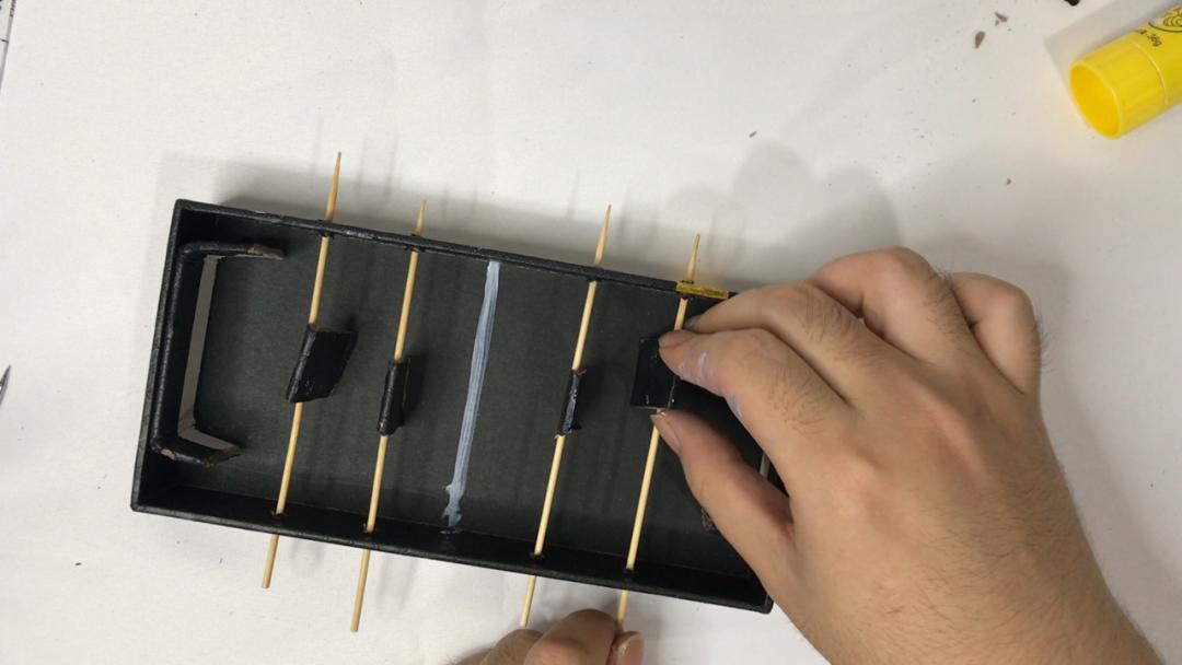 简单的足球小制作,纸盒桌上足球