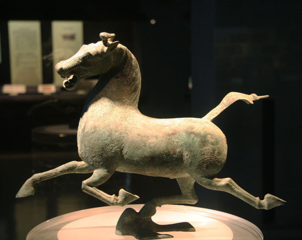 汗血宝马真的出汗流血吗,汗血宝马真的能日行千里吗