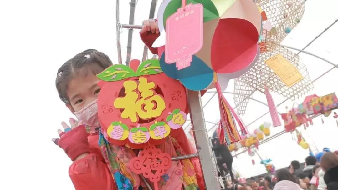 古城夜景灯光璀璨,欣赏古城夜晚灯火通明的景色