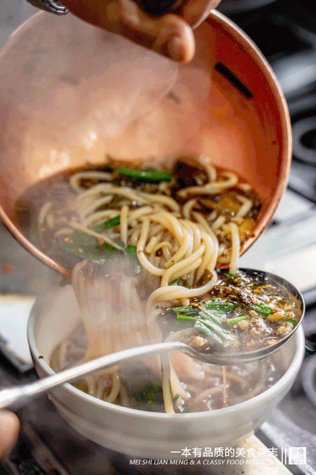 昆明这家小吃店里的传奇男人,17年来让人又嫉妒又欢喜