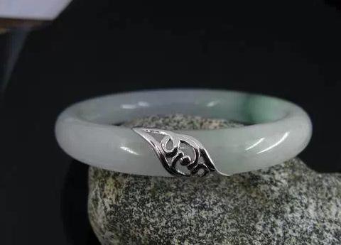 翡翠手镯基本知识大全,翡翠手镯的鉴赏方法和技巧