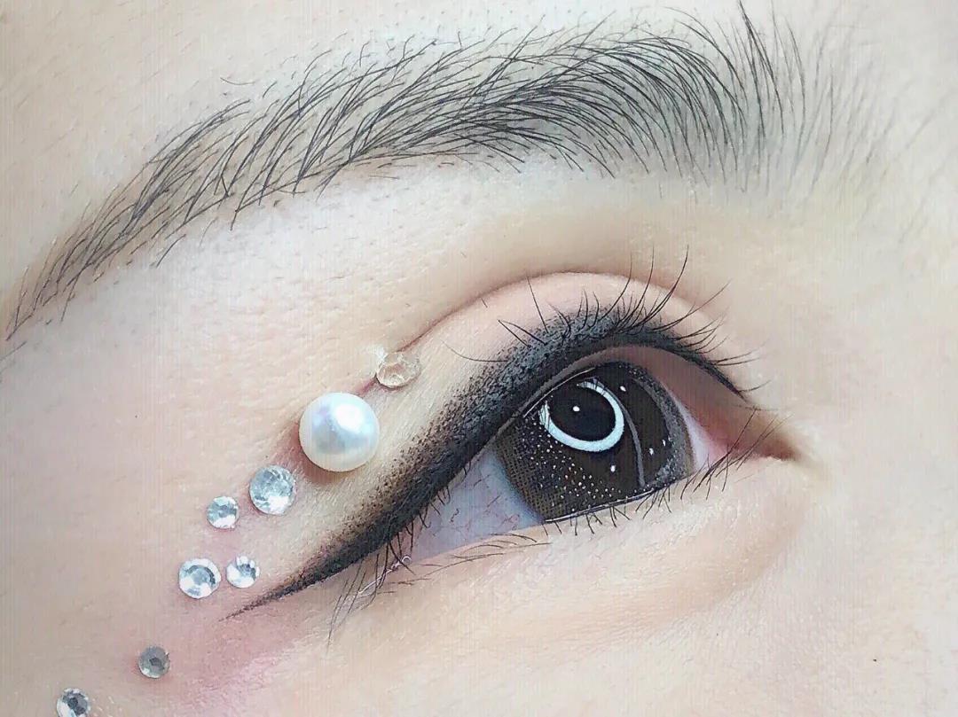 美瞳线反色是什么意思,美瞳线反色期