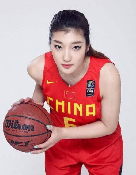 女篮一姐现场换衣霸气十足,无意中露出的腹肌,让男足情何以堪?