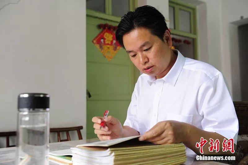 五峰*花采**乡一乡村教师弃50万高薪助500贫困学子走出大山