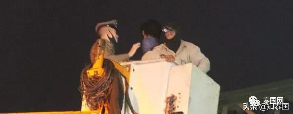 那个爬上高塔的泰国大哥，心中该有多么悲伤...