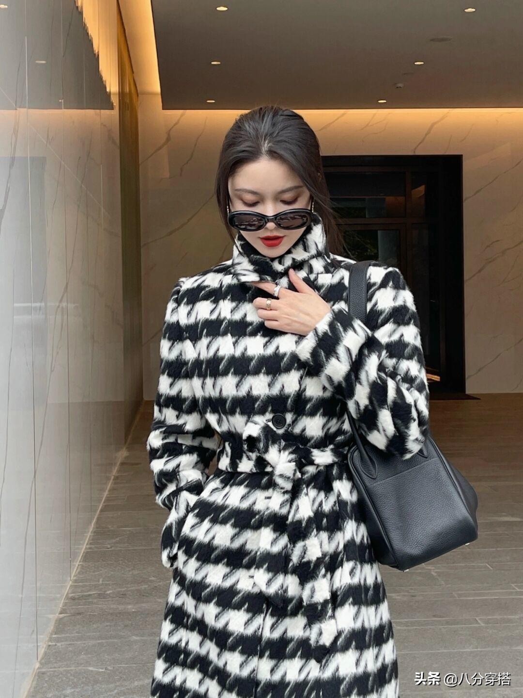 冬天“千鸟格大衣”怎么穿才高级？看看这些穿搭示范，保暖又显瘦