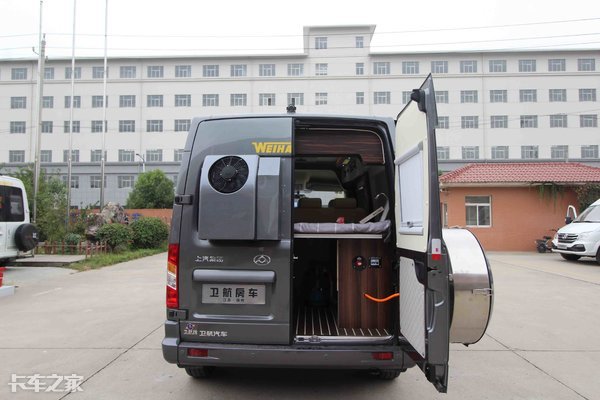 小两口开拖挂房车自驾游视频,成都小两口房车自驾游