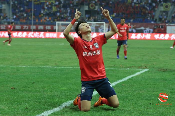 回眸2019的精彩,回顾2018年足球捧杯时刻