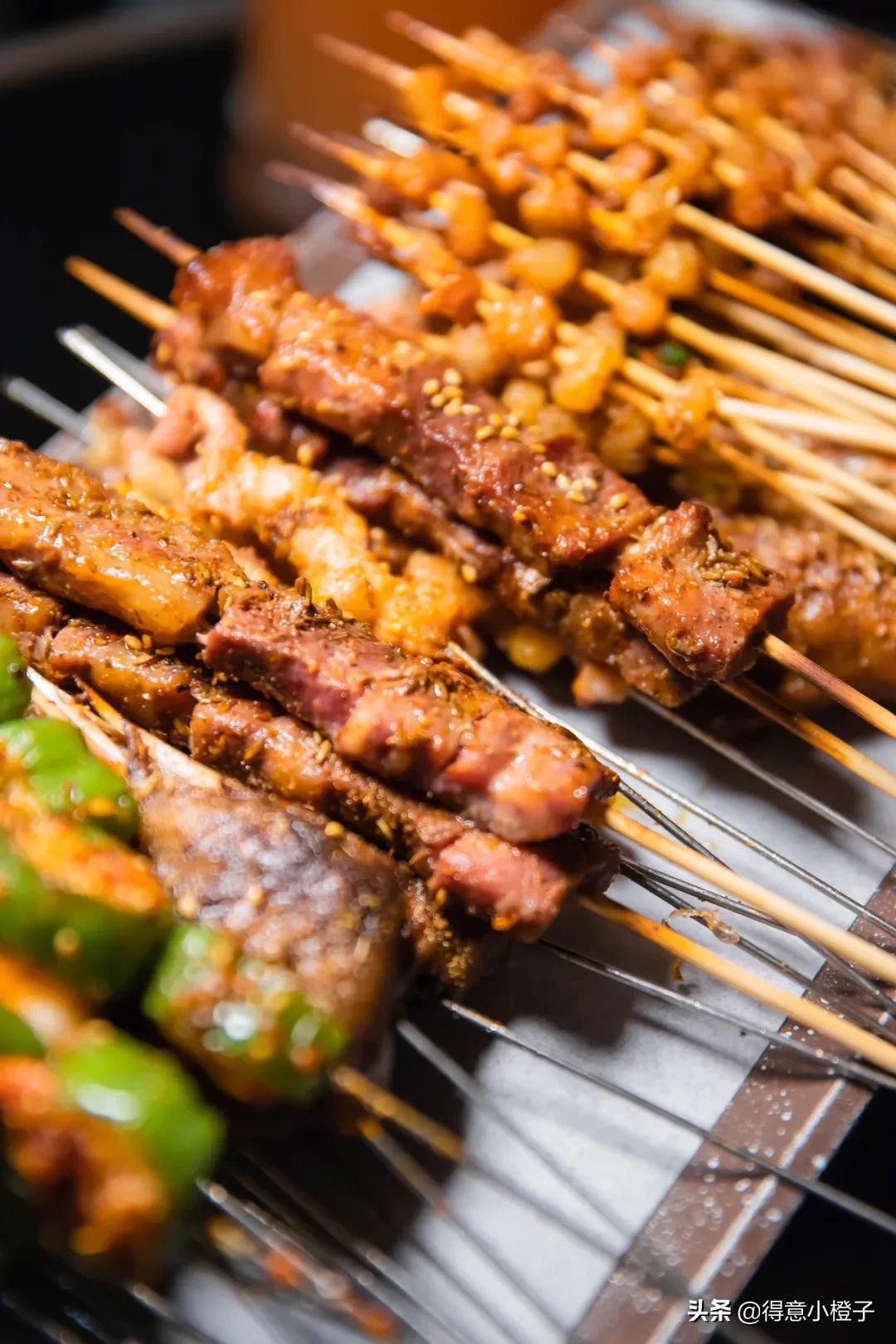 楼顶喝酒看日出,楼顶喝酒夜景视频实拍