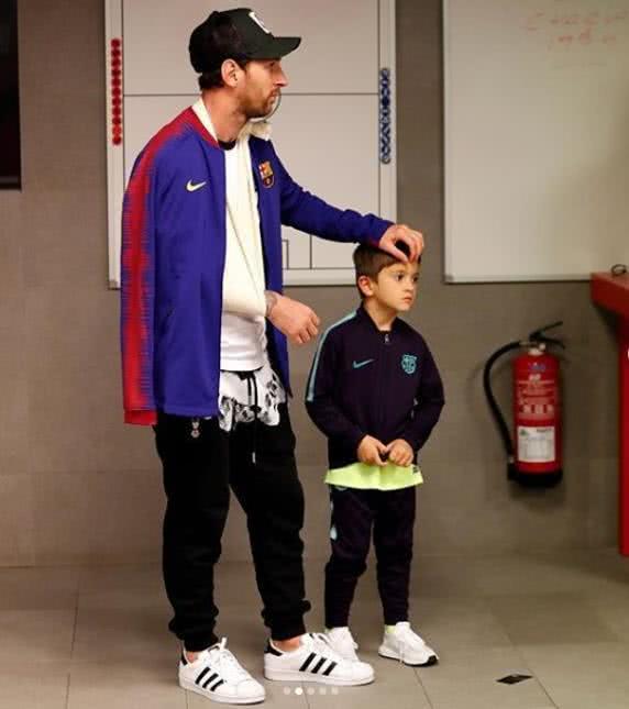 梅西接班人不愁了！二儿子复刻经典一幕萌版长途奔袭+世界波