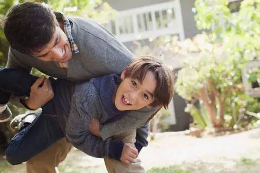 不知道如何与孩子相处？无法与孩子亲密接触？三个字解决你的烦恼