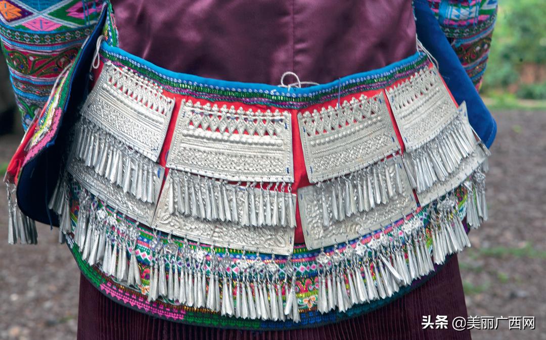 广西壮族脖子银饰图片,广西壮族银饰头饰