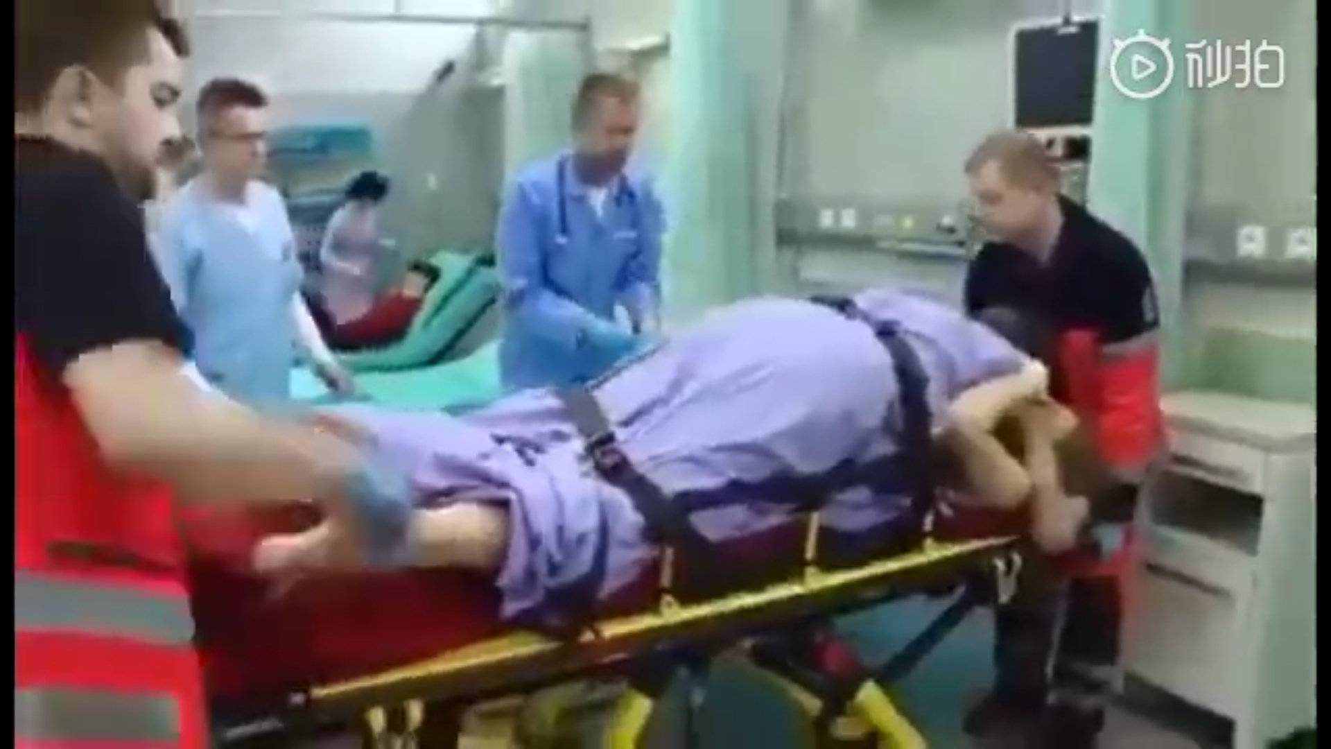 国外一对夫妻亲热后竟无法分开,被紧急送医救治,丈夫全程惨叫