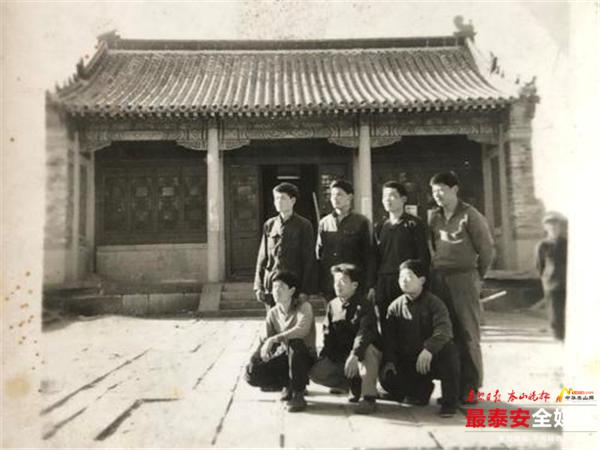 故事丨1971年小年前夜我把电影机挑上泰山