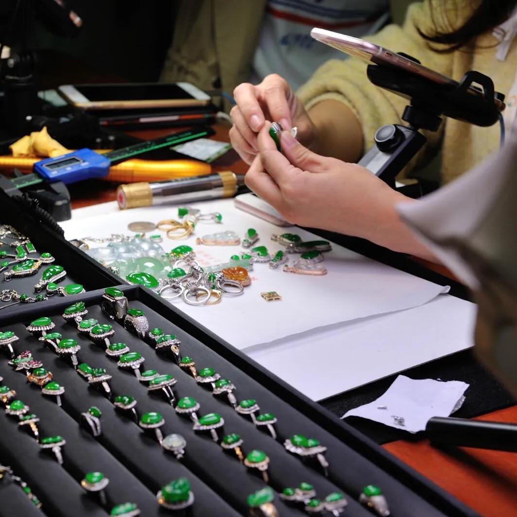 揭秘：网上那些在缅甸砍价翡翠的视频几万砍到几十全是套路