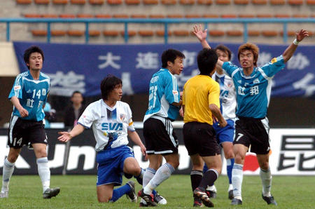 深圳新鹏城终迎中超历史首胜,中超武汉5-2逆转送青岛11连败