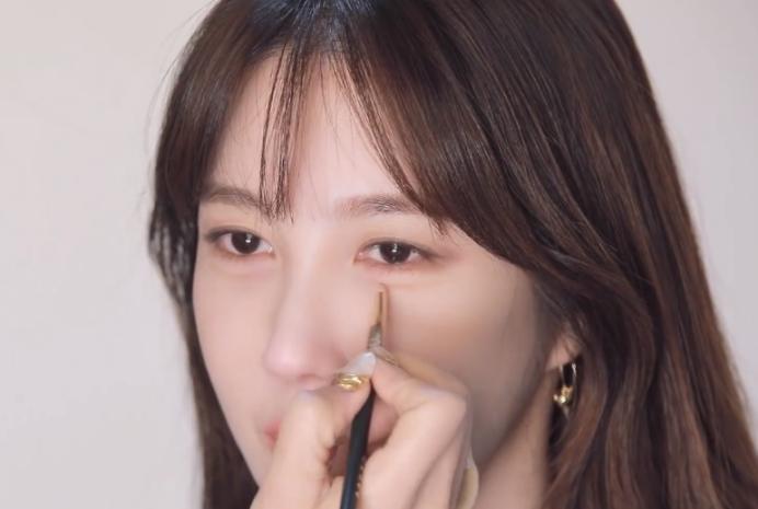 眼睛小不割双眼皮怎么变大,眼睛大无卧蚕怎么画眼妆