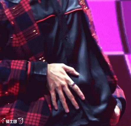 易烊千玺露半面脸,易烊千玺红衣顶胯舞