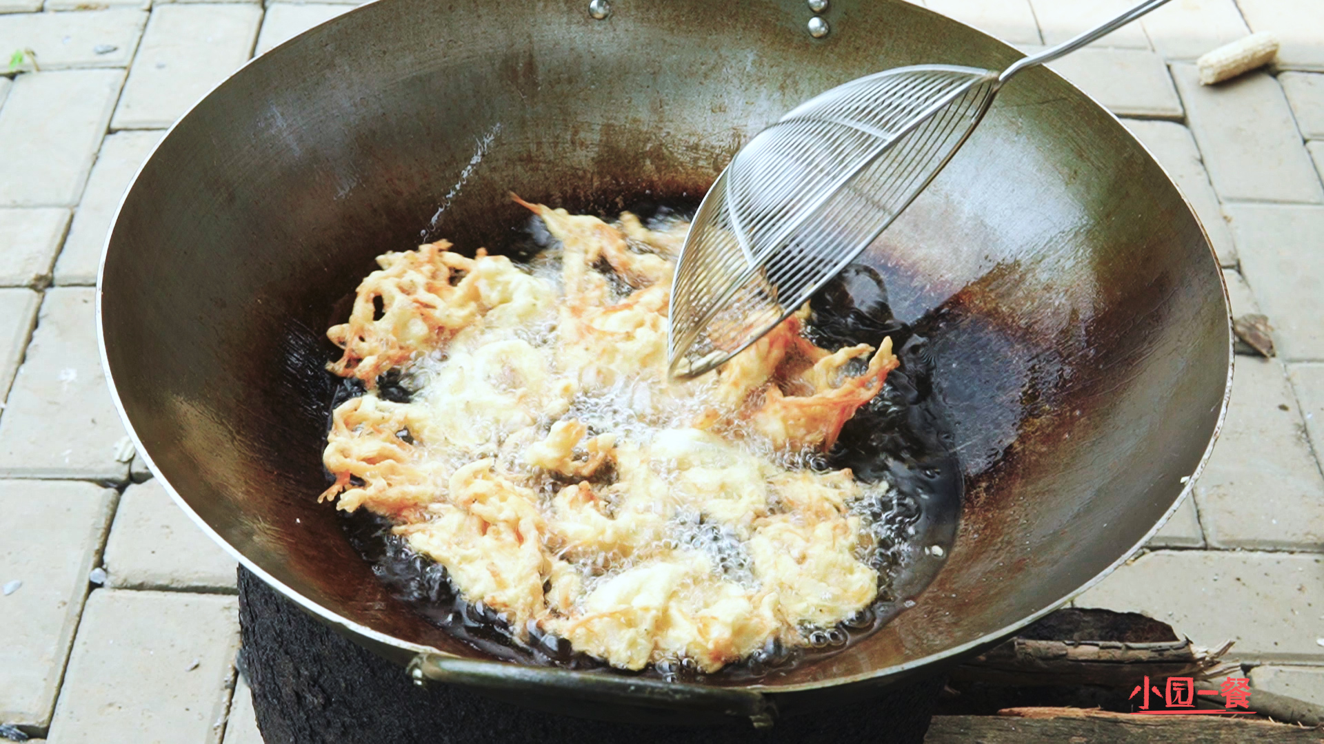 淅川县特色美食炸河虾银鱼,油炸小鱼虾怎么做好吃