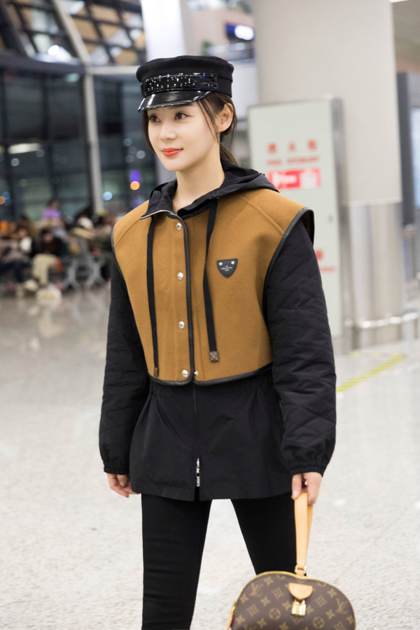 袁姗姗展现马甲线即帅气又好看,袁姗姗黑色西服造型曝光帅气十足