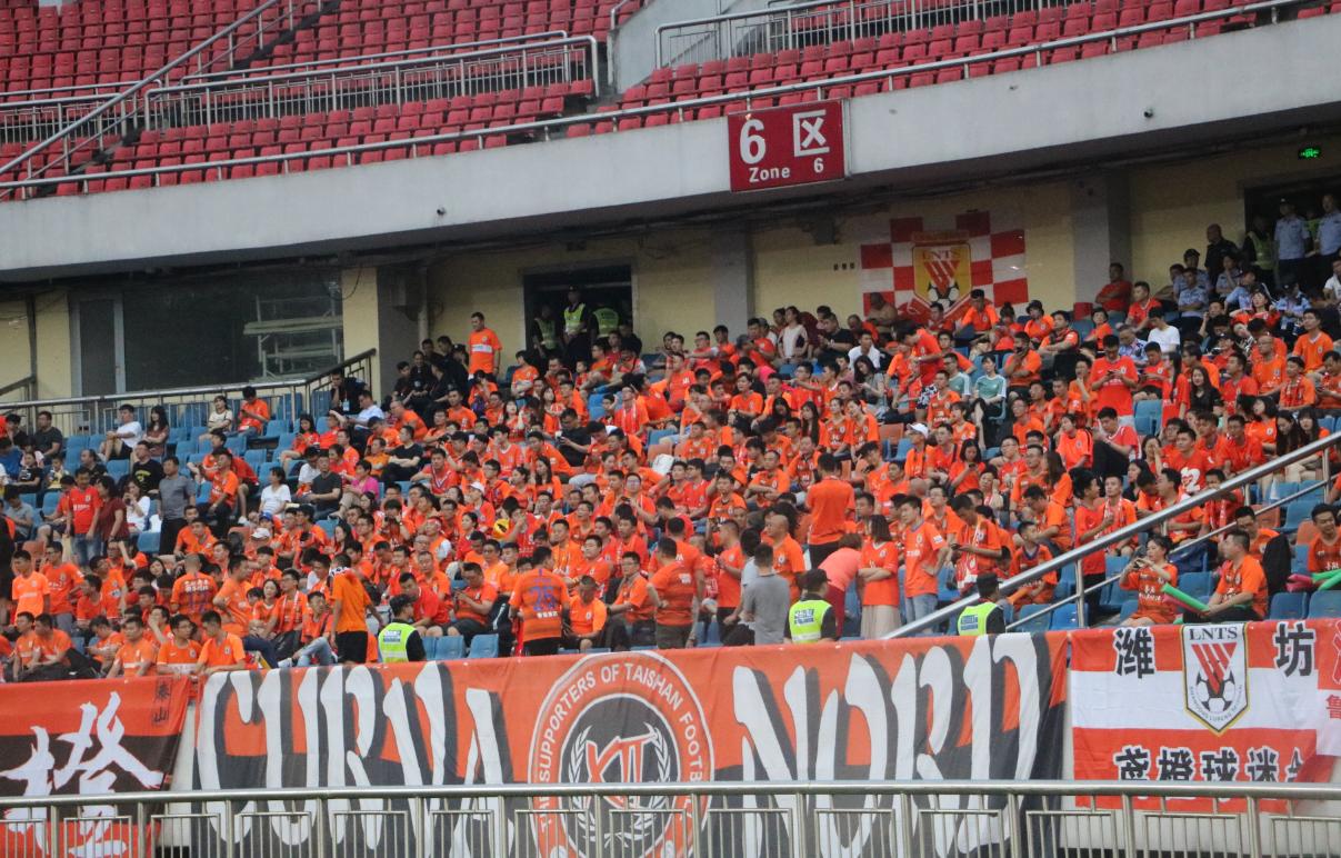 燃就现在的一种态度，鲁能球迷始终坚守，高温夏日里依然不会变